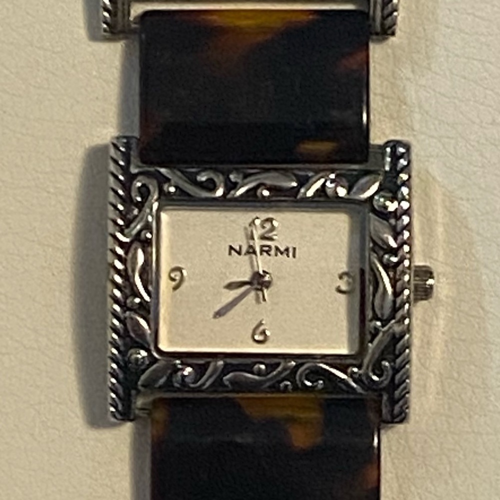 Narmi watch